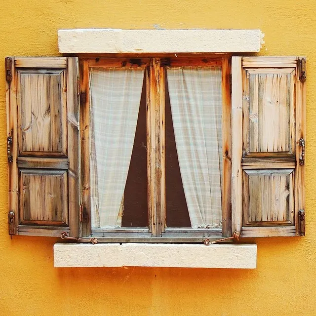 ventana de madera sobre fachada amarilla